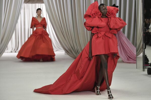 یک مدل طرح خلاقانه لباس خود را در مجموعه مد لباس بهار-تابستان 2023 Giambattista Valli که در پاریس، دوشنبه، 23 جنوری2023 ارائه شد، به نمایش می گذارد. - اسپوتنیک افغانستان  