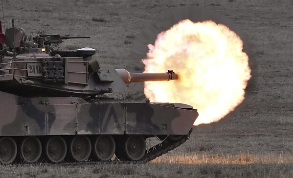 تانک جنگی M1A1 آبرامز ارتش استرالیا در طول تمرین چونگ جو، یک گلوله به سمت هدف شلیک می کند، یک نمایش آتش زنده که قابلیت های تسلیحات ترکیبی ارتش را در پایگاه نظامی پوکاپونیال در حدود 100 کیلومتری شمال ملبورن به نمایش گذاشته شده است. - اسپوتنیک افغانستان  