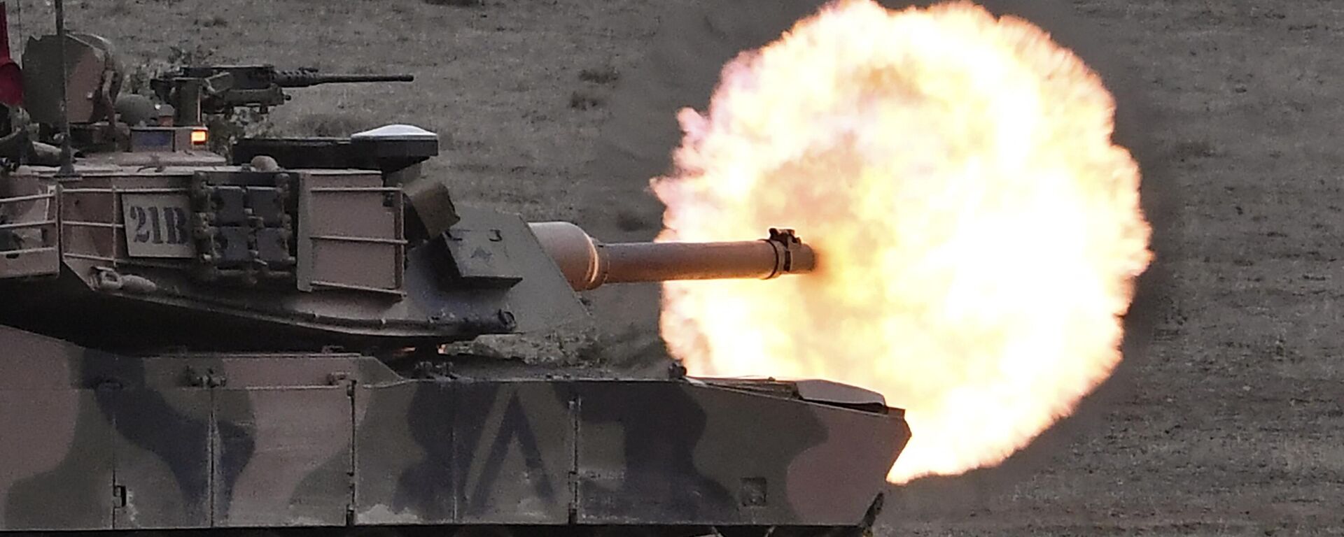 Боевой танк австралийской армии M1A1 Abrams выпускает снаряд во время демонстрации боевых действий, Австралия - اسپوتنیک افغانستان  , 1920, 26.01.2023