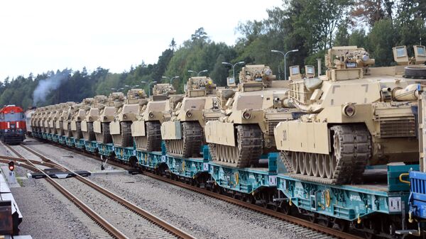 Танки Abrams армии США 2-й бригады 69-го полка 2-го батальона на железнодорожной станции в Литве - اسپوتنیک افغانستان  