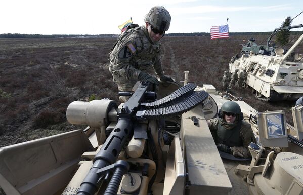 یک تانک رزمی M1A2 آبرامز در طی یک تمرینات نظامی در میدان آموزشی Gaiziunu در 60 کیلومتری شمال پایتخت ویلنیوس، لیتوانیا. - اسپوتنیک افغانستان  