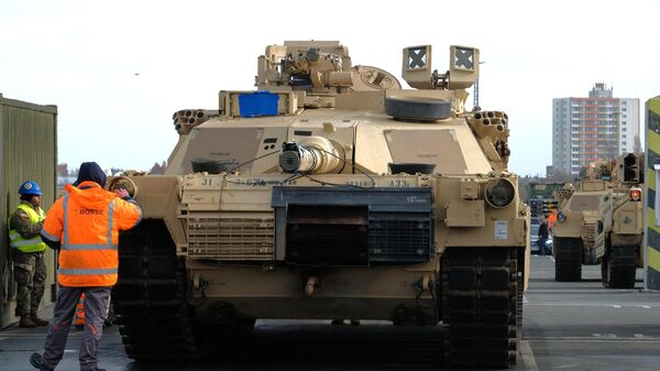 Военнослужащие разгружают боевые танки M1 Abrams в Германии - اسپوتنیک افغانستان  