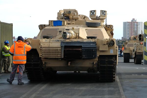 تانک های آبرامز ارتش ایالات متحده، رئیس جمهور ایالات متحده جو بایدن در 25 جنوری 2023 اعلام کرد که ایالات متحده 31 تانک آبرامز را به اوکراین خواهد فرستاد. - اسپوتنیک افغانستان  