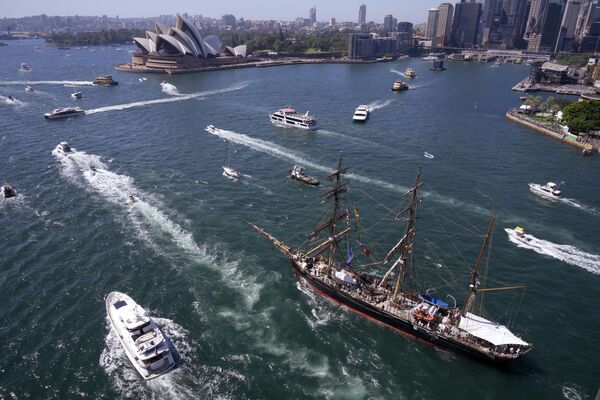 یک کشتی تفریحی و بلند در جریان جشن روز استرالیا در سیدنی در بندر سیدنی در حال حرکت کردن. - اسپوتنیک افغانستان  