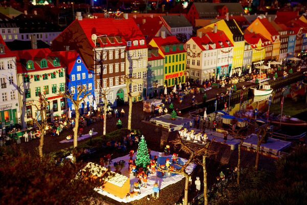 عکسی که در 4 دسامبر 2022 گرفته شده است، خانه‌های کوچکی را نشان می‌دهد که از خشت لگو در پارک تفریحی لگولند در بیلوند، دانمارک ساخته شده‌اند.برای اولین بار، این شهربازی در طول فصل کریسمس برای بازدیدکنندگان باز است. - اسپوتنیک افغانستان  