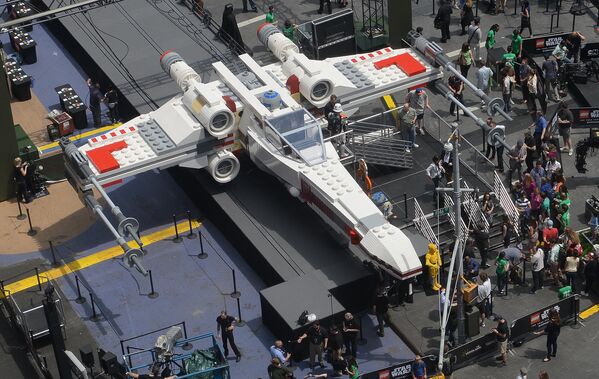 بزرگترین مدل لگو جهان در میدان تایمز نیویورک، 23 مه 2013 به نمایش گذاشته شده است. ساخته شده از 5,335,200 خشت لگو و بر اساس ستاره جنگنده X-wing که لوک اسکای واکر در فیلم های جنگ ستارگان پرواز می کند.این مدل از فروشگاه مدل LEGO در کلادنو، جمهوری چک به ایالات متحده منتقل شد، جایی که توسط تیمی متشکل از 32 سازنده ساخته شد.مدل 11 فوتی (3.3 متری)، 43 فوتی (13 متری) و بال های 44 فوتی (13.4 متری) در 23 تا 25 مه 2013 در میدان تایمز به نمایش درخواهد آمد.(عکس خبرگزاری فرانسه/ امانوئل داناند) - اسپوتنیک افغانستان  