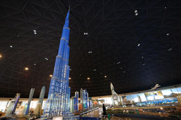 تصویری که در 7 مارچ 2022 گرفته شده است، نمای جزئی از MINILAND در پارک موضوعی LEGOLAND دبی را نشان می‌دهد که برج خلیفه در امارات در پیش‌زمینه آن مینیاتوری است.بیش از 60 میلیون خشت لگو در MINILAND وجود دارد، جایی که LEGOLAND دبی صحنه ها و مکان های دیدنی معروف از امارات متحده عربی و منطقه خاورمیانه از جمله برج خلیفه، برج العرب و مسجد جامع شیخ زاید را بازسازی کرده است. - اسپوتنیک افغانستان  