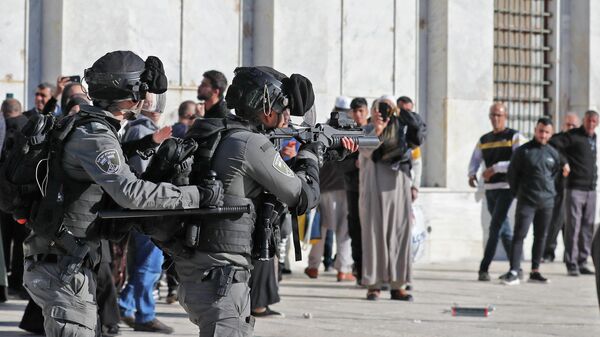 Израильская полиция во время столкновений на территории мечети Аль-Акса в Иерусалиме - اسپوتنیک افغانستان  
