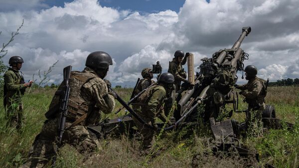 Украинские военнослужащие ведут огонь из гаубицы M777 - اسپوتنیک افغانستان  