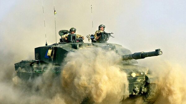 Британские солдаты на танке Challenger в пустыне Омана  - اسپوتنیک افغانستان  