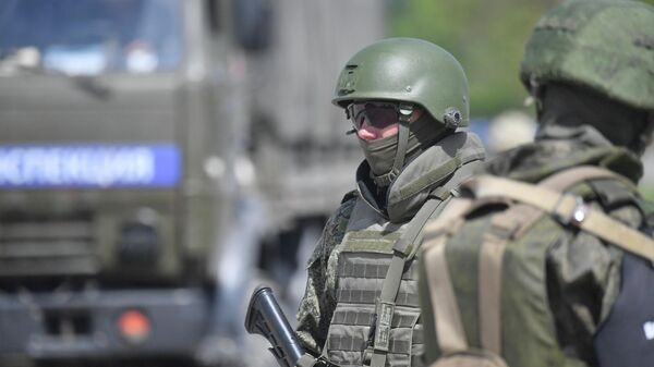 Военнослужащие ВС РФ на блокпосту рядом с территорией завода Азовсталь в Мариуполе - اسپوتنیک افغانستان  