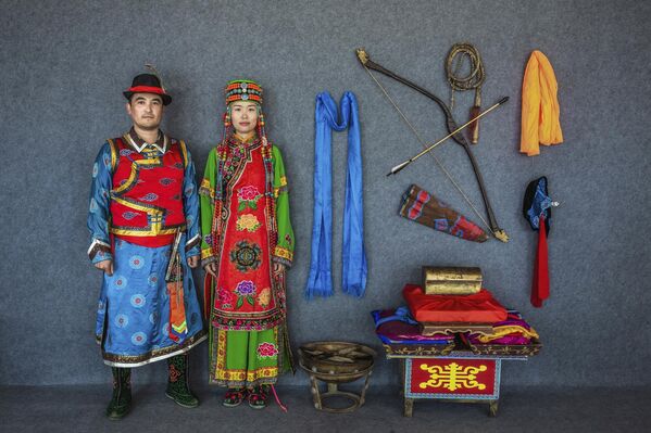 مغولستان داخلی، چین: آداب و رسوم عروسی مغولی سرشار از محتوا، فضای باشکوه و گرم است، که مغولی های ناهموار و تنومند، سرزنده و پرشور، فرهنگ محور، آداب معاشرت و سایر ویژگی های ملی را برجسته می کند که بخشی از میراث فرهنگی ناملموس چین است.     تصویری از عکاس چینی لی یوشان، که در رده فرهنگ‌ها (نمونه کارها) عکاس سال ۲۰۲۲ مسافرتی رتبه بالایی دارد. - اسپوتنیک افغانستان  