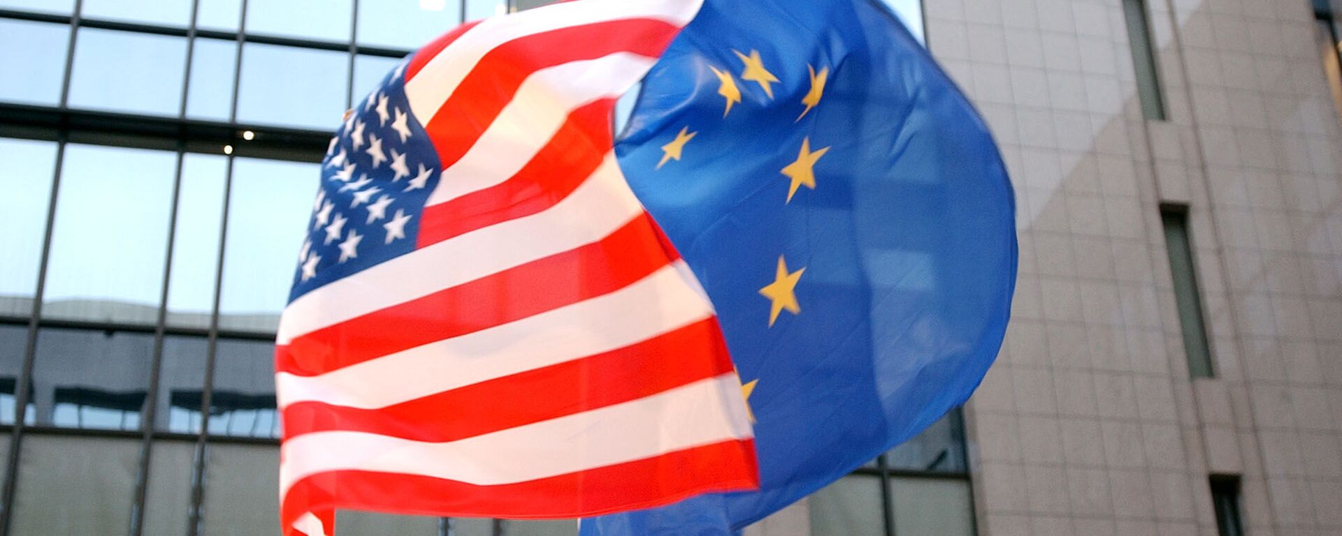 Флаги США и Евросоюза на здании Европейского парламента в Брюсселе. Архивное фото - اسپوتنیک افغانستان  , 1920, 01.02.2023