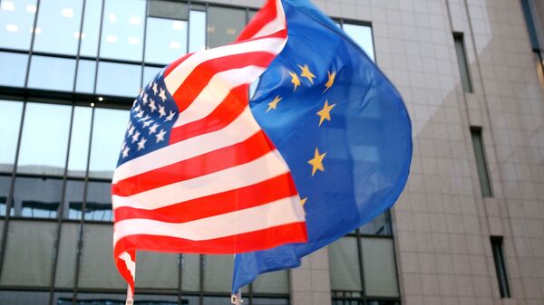 Флаги США и Евросоюза на здании Европейского парламента в Брюсселе. Архивное фото - اسپوتنیک افغانستان  