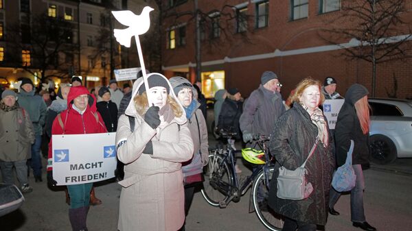 Участники акции протеста против поставок оружия Украине, на одной из улиц в Мюнхене - اسپوتنیک افغانستان  