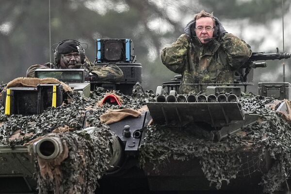 وزیر دفاع آلمان، بوریس پیستوریوس، سمت راست، بر روی تانک لئوپارد 2 در گردان تانک 203 بوندزور در پادگان فیلد مارشال رومل در آگوستدورف، نشسته است.پس از تصمیم دولت برای تحویل چهارده تانک لئوپارد 2 به اوکراین، قابلیت های تانک اصلی نبرد لئوپارد 2A6 در یک ارائه در آگوستدورف نشان داده شده است.(AP Photo/Martin Meissner) - اسپوتنیک افغانستان  