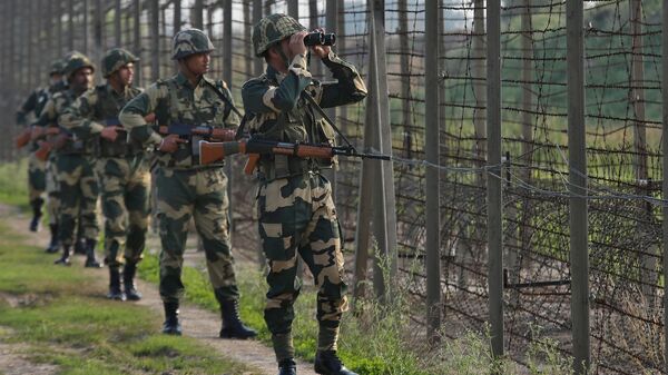 جنود دورية أمن الحدود الهندية على طول الحدود مع باكستان في قطاع رانبير سينغ بورا بالقرب من جامو 26 فبراير/ شباط 2019 - اسپوتنیک افغانستان  
