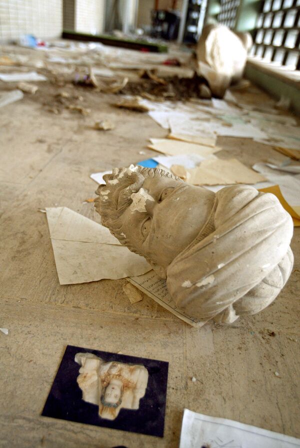 در ادامه با داستان پاول شِم پس از غارت و غارت بزرگ ترین موزه باستان شناسی عراق در بغداد، 13 اپریل 2003 توسط گروهی از غارتگران، بخش هایی از مجسمه سر بریده در میان آوارها قرار دارد. غارت موزه ملی عراق در عواقب فوری بغداد. سال 2003 جهان را شوکه کرد، اما در حالی که بسیاری از این آثار باستانی از آن زمان کشف شده‌اند، غارت‌ها در مکان‌های باستان‌شناسی پراکنده در حومه شهر خطرناک آغاز شده است. عکس از (پاتریک باز خبرگزاری فرانسه) - اسپوتنیک افغانستان  