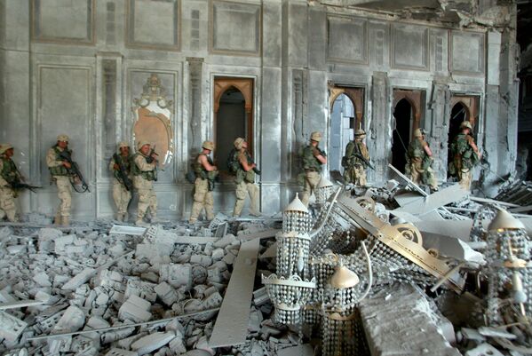 سربازان ارتش ایالات متحده از یک گروهان، گردان سوم، هنگ پیاده نظام هفتم، کاخ ریاست جمهوری در بغداد، سه شنبه، 8 اپریل 2003 را جستجو می کنند. این کاخ دومین کاخ بود که آنها در چند روز محافظت کردند، هر دو ساختمان مجلل به شدت توسط بمباران نیروی هوایی قبلی آسیب دیده بودند. . - اسپوتنیک افغانستان  