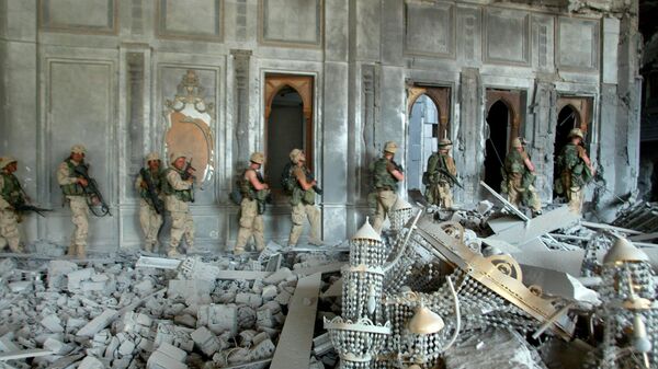 Солдаты армии США обыскивают президентский дворец в Багдаде, 2003 год - اسپوتنیک افغانستان  