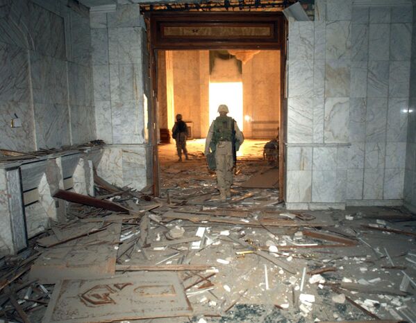 سربازان ارتش ایالات متحده از تیم رزمی تیپ 1 لشکر 3 پیاده نظام کاخ ریاست جمهوری تسخیر شده را در نزدیکی فرودگاه بین المللی بغداد، جنوب غربی پایتخت، 7 اپریل 2003 بررسی می کنند. نیروهای ایالات متحده به سه کاخ رئیس جمهور عراق صدام حسین در و نزدیک پایتخت، از جمله حمله کردند. مجتمع اصلی او در مرکز شهر. - اسپوتنیک افغانستان  