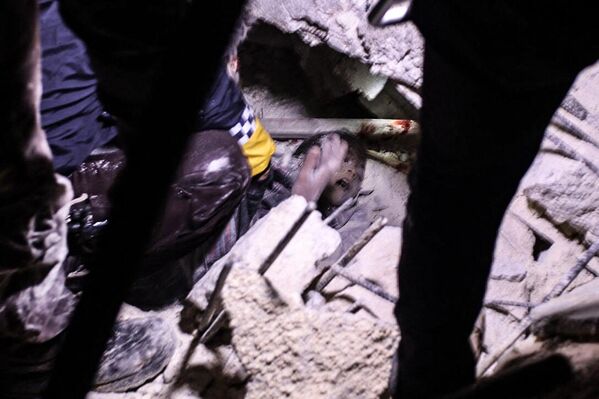امدادگران در صبحگاه 6 فبروری 2023 تلاش می کنند پسر جوانی را از زیر آوار ساختمان فروریخته در شهر مرزی اعزاز سوریه در شمال شهر حلب از زیر آوار نجات دهند.بر اساس گزارش‌ها حداقل 237 نفر در شمال سوریه پس از زلزله 7.8 ریشتری که از ترکیه آغاز شد و در کشورهای همسایه احساس شد، کشته شدند.(عکس از نایف العبود / خبرگزاری فرانسه) - اسپوتنیک افغانستان  
