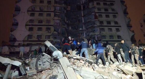 در این عکس که از ویدئو تلویزیون AFP که در 6 فبروری 2023 گرفته شده است، امدادگران در جستجوی قربانیان را نشان میدهد.زلزله 7.8 ریشتری که دیاربکر در جنوب شرقی ترکیه را لرزاند، ساختمان ها را در چندین شهر با خاک یکسان کرد و در همسایگی سوریه خسارات وارد کرد.(عکس از محمود بذرسلان / خبرگزاری فرانسه) - اسپوتنیک افغانستان  