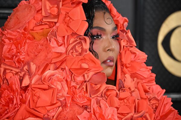 لیزو خواننده آمریکایی برای شصت و پنجمین دوره جوایز سالانه گرمی در Crypto.com Arena وارد شد. - اسپوتنیک افغانستان  