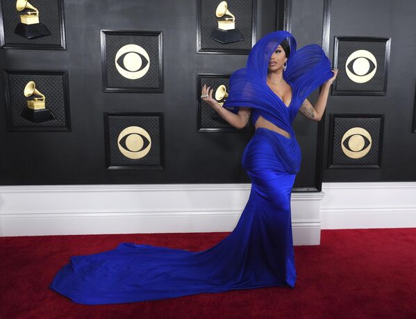 کاردی بی به شصت و پنجمین دوره Grammy Awards وارد می شود .   (عکس از جردن اشتراوس/اینویژن/AP) - اسپوتنیک افغانستان  