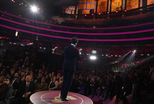 تروور نوآ مجری برنامه در شصت و پنجمین مراسم سالانه جوایز گرمی روی صحنه سخنرانی می کند - اسپوتنیک افغانستان  