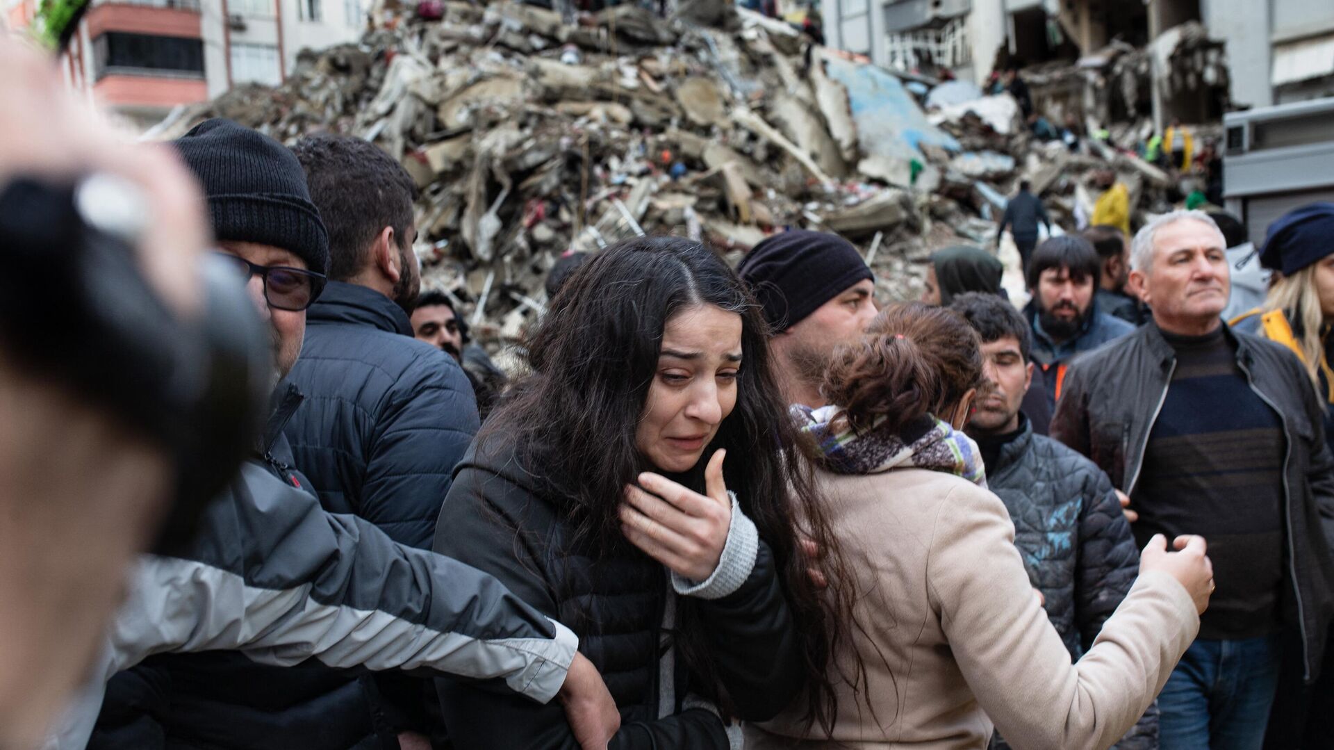 Разбор завалов и поиск жертв на месте разрушений в результате землетрясения в турецкой Адане  - اسپوتنیک افغانستان  , 1920, 07.02.2023