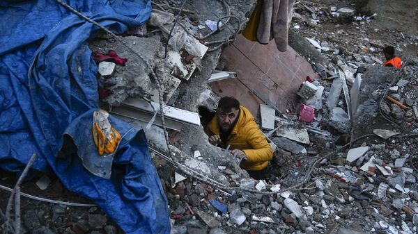 Поиск жертв на месте разрушений в результате землетрясения в турецкой Адане  - اسپوتنیک افغانستان  