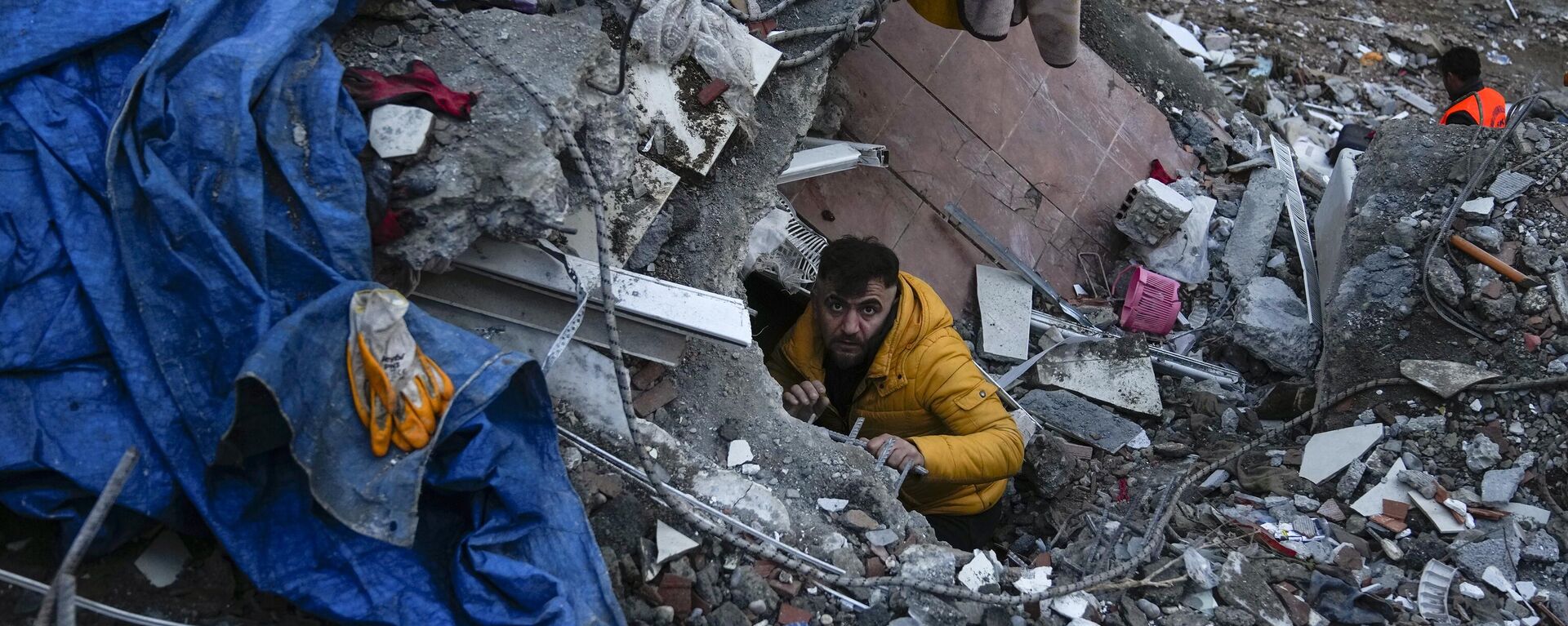 Поиск жертв на месте разрушений в результате землетрясения в турецкой Адане  - اسپوتنیک افغانستان  , 1920, 07.02.2023