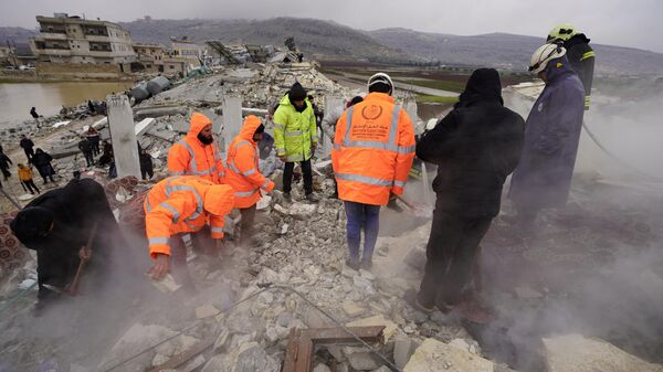 Разбор завалов и поиск жертв на месте разрушений в результате землетрясения в сирийском Сармаде  - اسپوتنیک افغانستان  