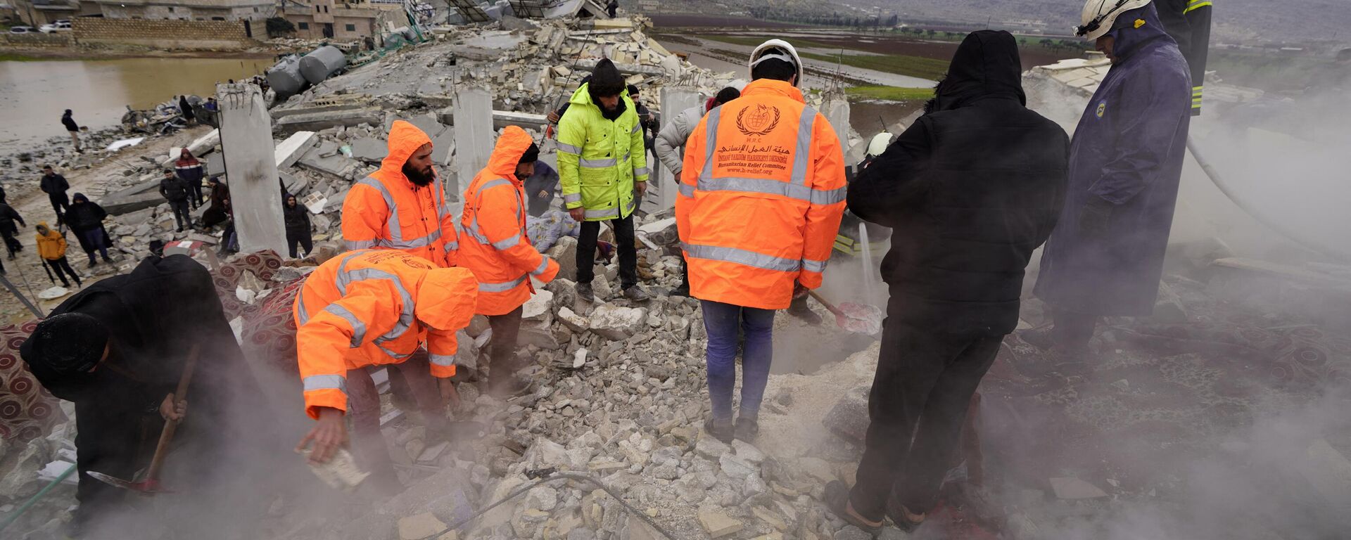 Разбор завалов и поиск жертв на месте разрушений в результате землетрясения в сирийском Сармаде  - اسپوتنیک افغانستان  , 1920, 07.02.2023