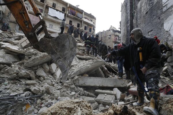 کارگران دفاع مدنی و نیروهای امنیتی سوریه در روز دوشنبه، 6 فوریه 2023 در حلب، سوریه، در حال جستجو در میان خرابه‌های ساختمان‌های فروریخته در حلب، سوریه هستند. - اسپوتنیک افغانستان  