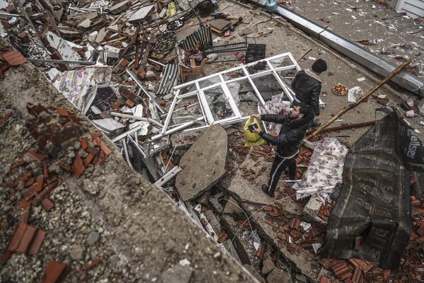 مردم و تیم‌های اضطراری به دنبال افراد زیر آوار در ساختمان ویران‌شده در غازی عینتاپ، - اسپوتنیک افغانستان  