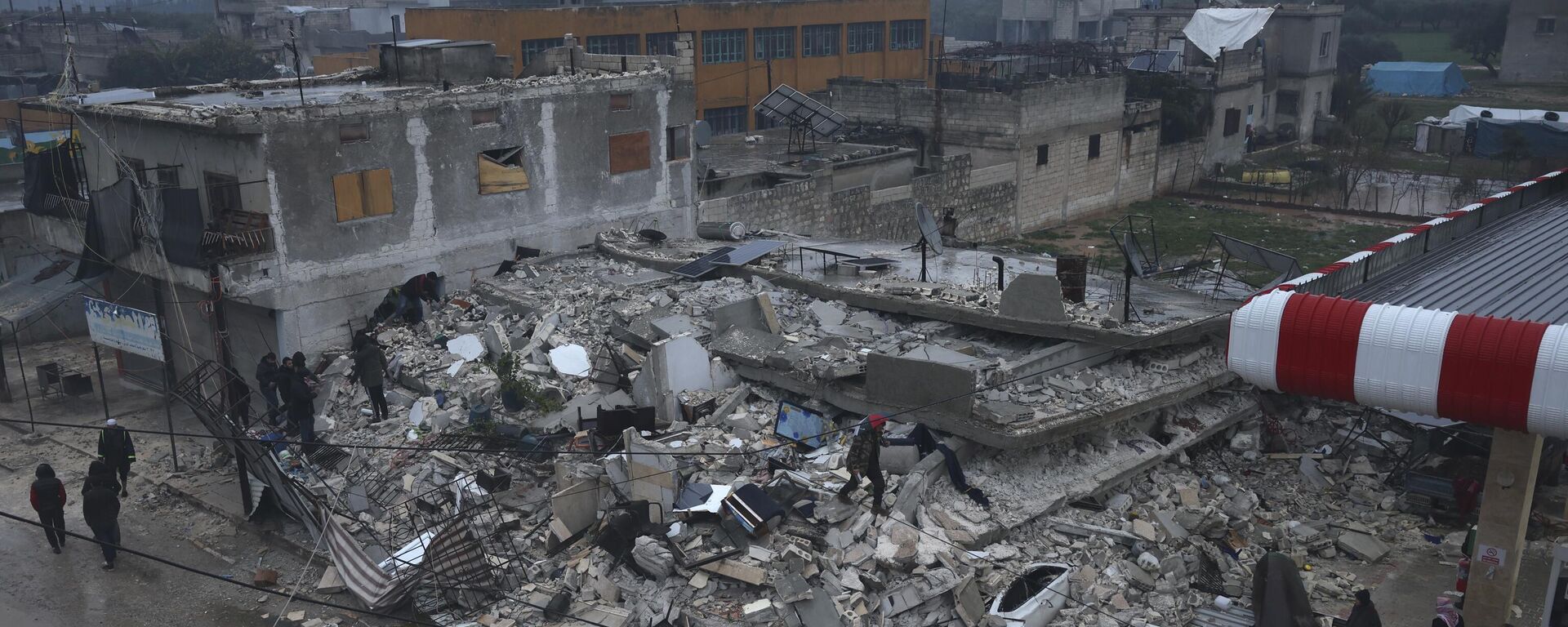 Рухнувшее после землетрясение здание в городе Азмарин, провинция Идлиб, северная Сирия - اسپوتنیک افغانستان  , 1920, 10.02.2023