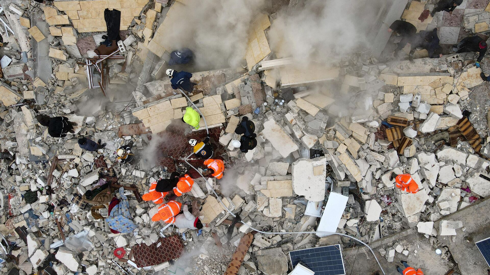 Поиски жертв и выживших под обломками рухнувших зданий после землетрясения в городе Сармада в сирийской провинции Идлиб  - اسپوتنیک افغانستان  , 1920, 09.02.2023