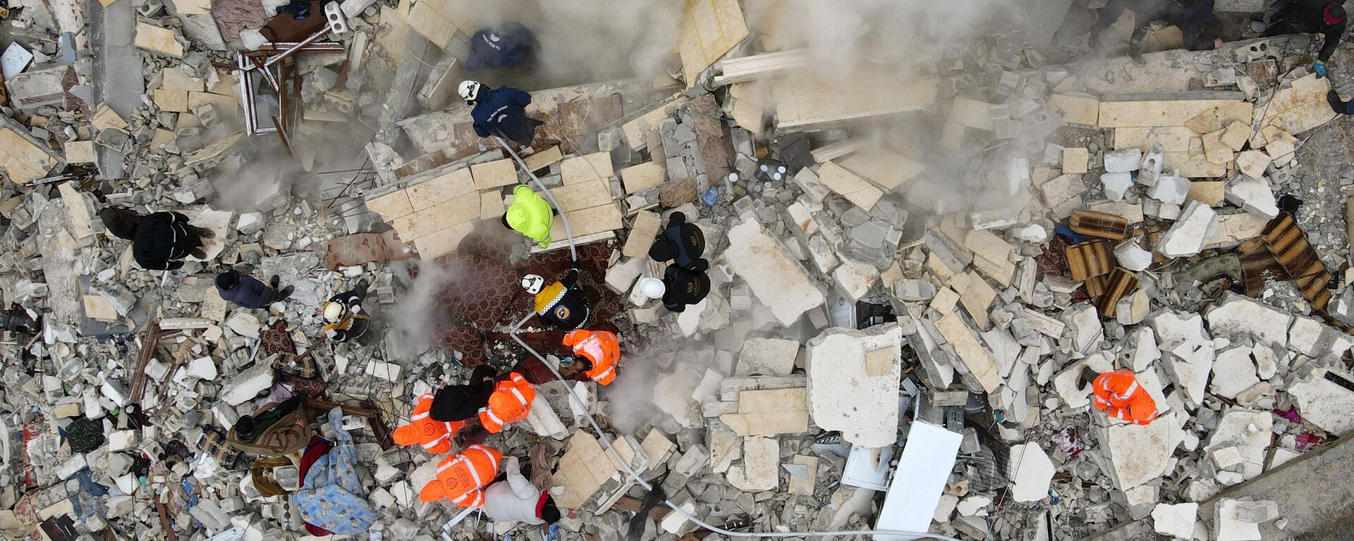Поиски жертв и выживших под обломками рухнувших зданий после землетрясения в городе Сармада в сирийской провинции Идлиб  - اسپوتنیک افغانستان  , 1920, 09.02.2023