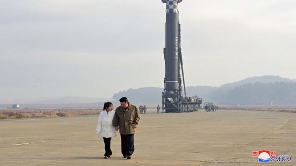 Центральное новостное агентство Северной Кореи опубликовал фотографии лидера Северной Кореи Кима Чен Ына с дочерью на испытательном запуске МБР (18 ноября 2022). С.Корея - اسپوتنیک افغانستان  