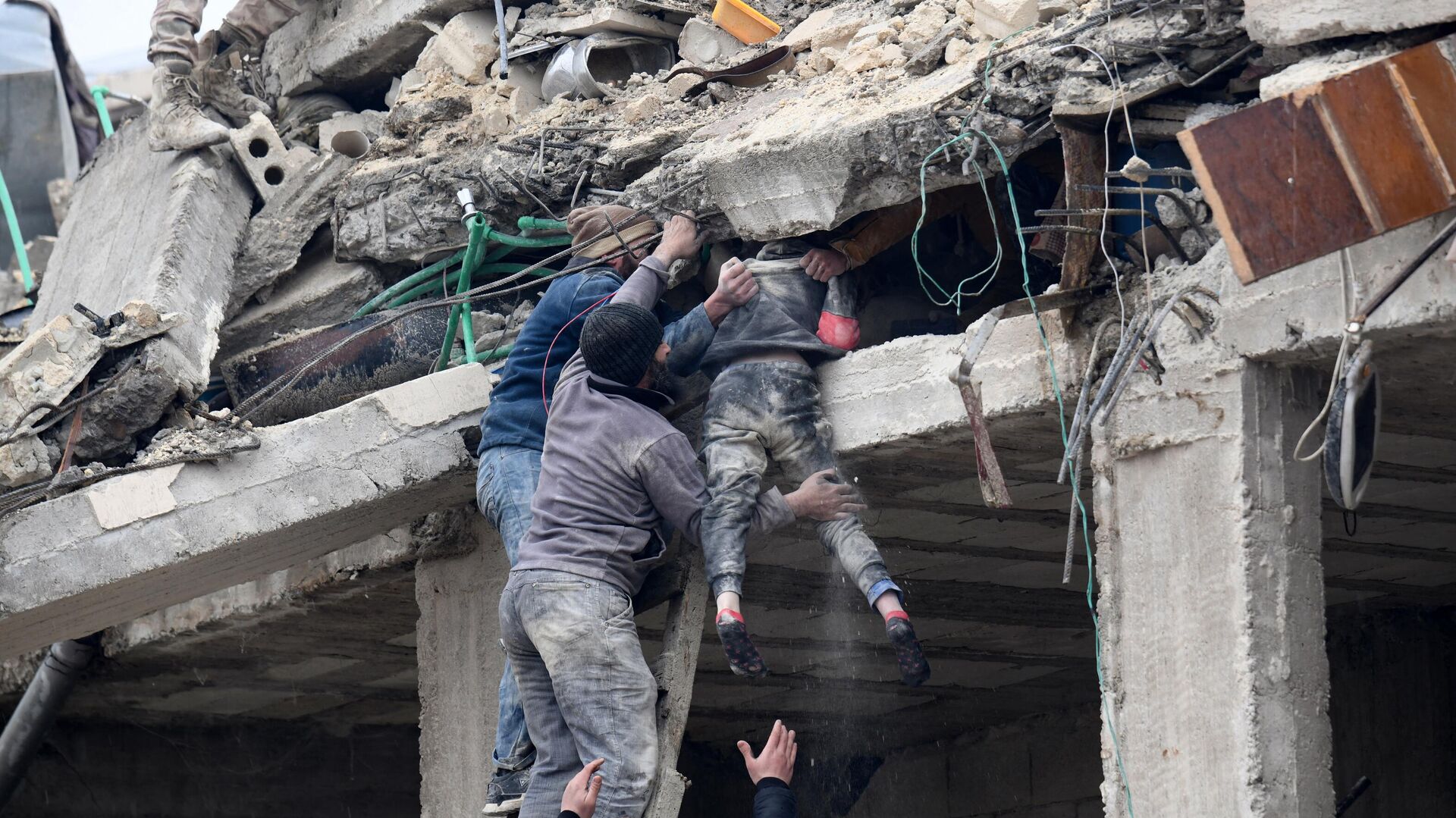 Спасение ребенка в пострадавшем в результате землетрясения сирийском городе Джандарис - اسپوتنیک افغانستان  , 1920, 10.02.2023