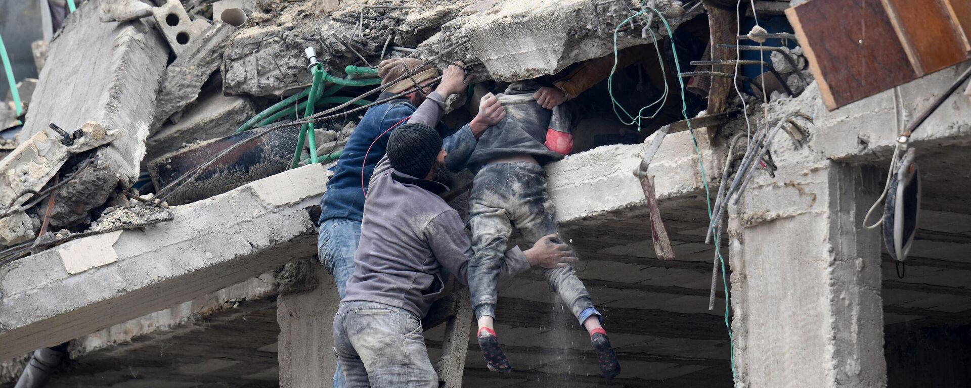 Спасение ребенка в пострадавшем в результате землетрясения сирийском городе Джандарис - اسپوتنیک افغانستان  , 1920, 08.02.2023