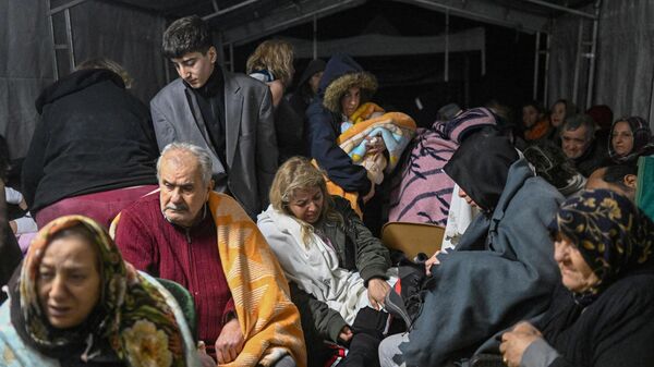 Эвакуированные люди пострадавшего в результате землетрясения турецкого города Хатай  - اسپوتنیک افغانستان  
