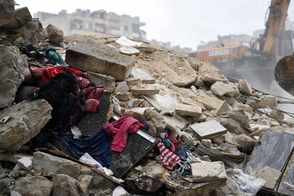 وسایل شخصی ساکنان خانه ای که بر اثر زلزله در حلب سوریه ویران شده است. - اسپوتنیک افغانستان  
