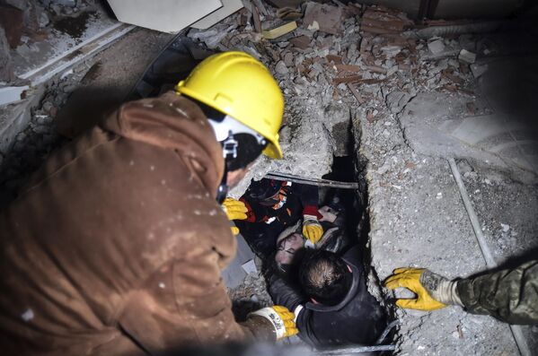 سه شنبه 7 فبروری 2023، کارگران اورژانس و پزشکان یک زن را از زیر آوار یک ساختمان فروریخته در البیستان، قهرمان مرعش، در جنوب ترکیه نجات دادند.امدادگران روز سه شنبه برای یافتن بازماندگان از زیر آوار هزاران ساختمانی که در اثر زلزله 7.8 ریشتری و پس لرزه های متعدد شرق ترکیه و سوریه را لرزاند، تلاش کردند.(اسماعیل گوسکون/IHA از طریق AP) - اسپوتنیک افغانستان  