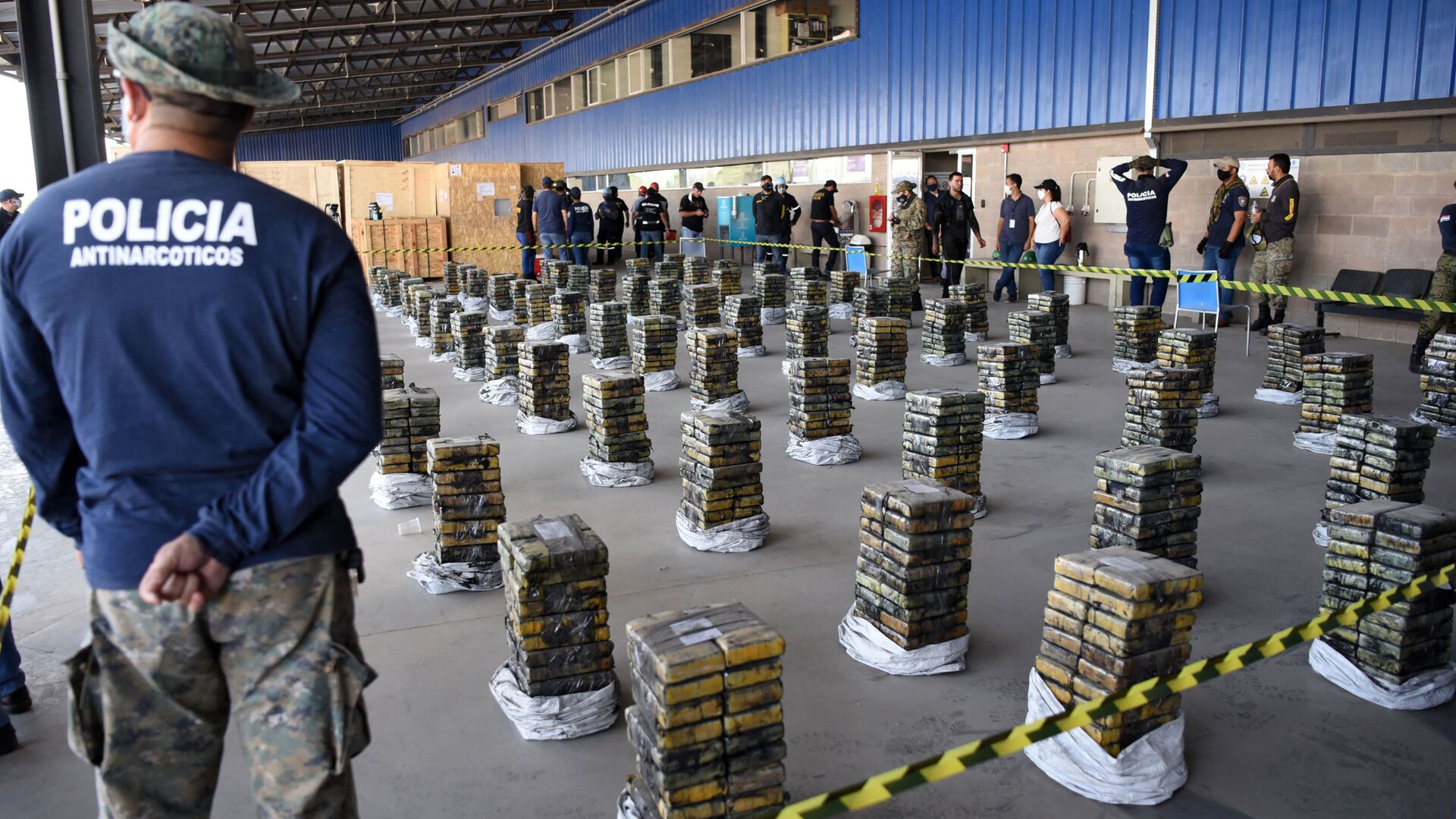 Сотрудники полиции Парагвая у изъятой партии кокаина весом в 2,3 тонны, готовившейся для отправки в Израиль - اسپوتنیک افغانستان  , 1920, 09.02.2023