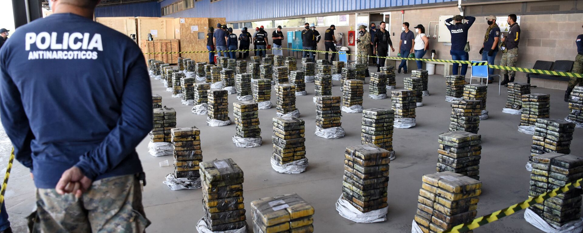 Сотрудники полиции Парагвая у изъятой партии кокаина весом в 2,3 тонны, готовившейся для отправки в Израиль - اسپوتنیک افغانستان  , 1920, 09.02.2023