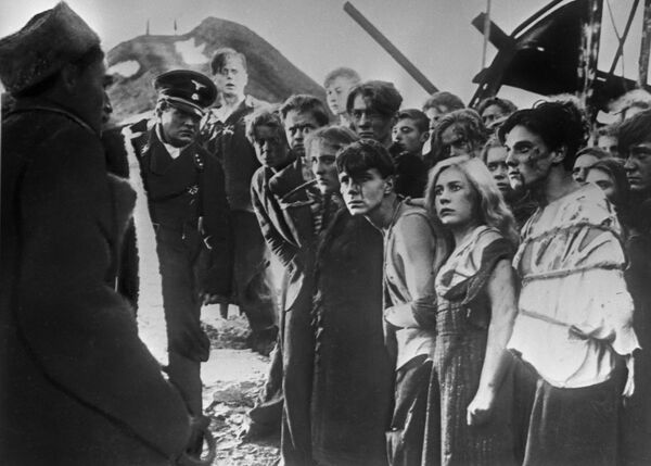نمایی از فیلم سینمایی &quot;گارد جوان&quot;. به کارگردانی سرگئی گراسیموف (استودیو فیلمسازی ماکسیم گورکی، 1948). بازیگران (از چپ به راست) نونا موردیوکووا در نقش اولیانا گروموا، سرگئی گورزو در نقش سرگئی تیولنین، اینا ماکاروا در نقش لیوبوف شوتسوا، گئورگی یوماتوف در نقش آناتولی پوپوف. - اسپوتنیک افغانستان  