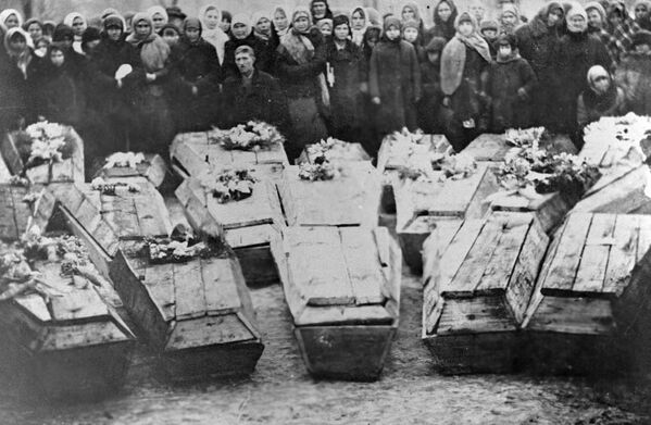 جنگ بزرگ میهنی 1941 - 1945 تشییع جنازه عساکر جوان. سازمان &quot;گارد جوان&quot; - یک سازمان زیرزمینی ضد فاشیست کومسومول از پسران و دختران، که در طول جنگ بزرگ میهنی (از سپتامبر 1942 تا ژانویه 1943)، در شهر کراسنودون، منطقه وروشیلوگراد اوکراین، فعالیت می کرد. - اسپوتنیک افغانستان  